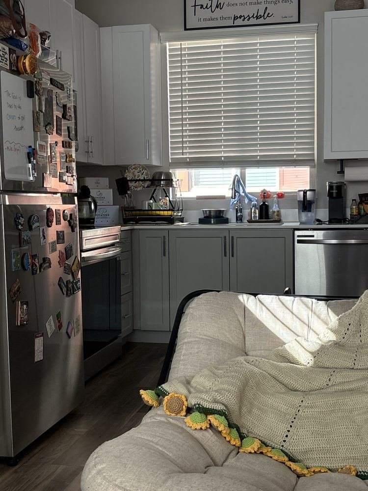 A tidy, freshly cleaned Glendale kitchen with clear counters